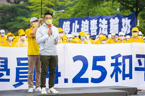 图7:基隆市议员张秉钧表示会永远和法轮功站在一起。
