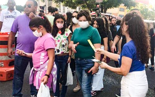图2~4:学员们在人群中发传单讲真相