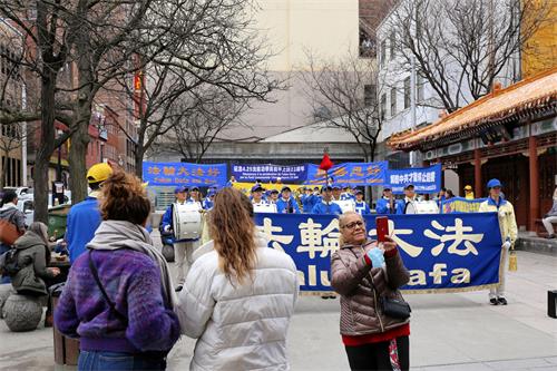 图1~2:二零二二年四月二十四日,加拿大魁北克部分法轮功学员在蒙特利尔唐人街,集会纪念“四·二五”和平上访二十三周年。