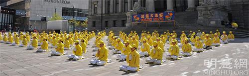 图1~2:二零二二年四月二十三日,温哥华部分法轮功学员在市中心的艺术馆门前集体炼功。