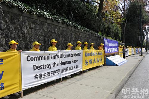 图8~9:二零二二年四月二十四日,温哥华部分法轮功学员在中领馆前集会纪念四二五和平上访二十三周年。