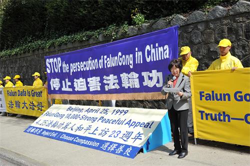 图10:四月二十四日,法轮大法学会代表张素在集会上发言。
