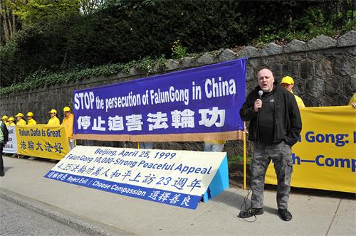 图11:二零二二年四月二十四日,知名博主丹尼斯·沃森(Dennis Watson)在集会上发言。