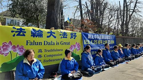 图1~2:二零二二年四月二十日,爱尔兰部分法轮功学员来到中共大使馆门前举行活动,纪念4.25万人上访23周年。