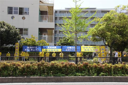 图1:二零二二年四月二十五日,日本福冈地区法轮功学员在福冈中领馆前,举办“四·二五”和平上访二十三周年纪念活动
