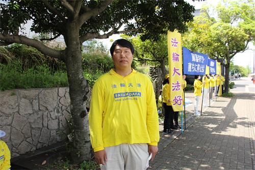 图4:法轮功学员周跃,克服困难,十四年坚持去领馆讲真相
