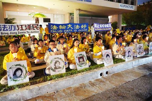 图5:夜幕降临,洛杉矶法轮功学员们燃起点点烛光,默默悼念被中共残酷迫害致死的法轮功学员,唤醒人们心中的善良。