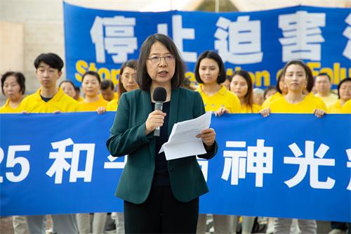 图1~2:二零二二年四月二十三日傍晚,美国首都华盛顿地区部分法轮功学在中共驻美国大使馆前举行集会,纪念万名法轮功学员二十三年前在北京的“四‧二五”和平上访。