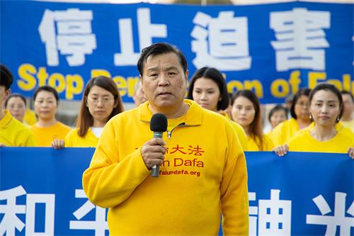图8:二零二二年四月二十三日傍晚,美国华盛顿DC法轮大法学会发言人聂森教授在纪念“四‧二五”和平上访二十三周年集会上发言。