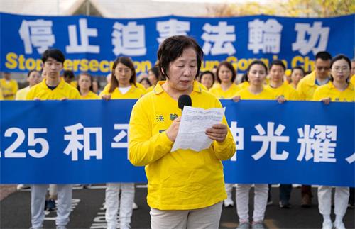 图9:二零二二年四月二十三日傍晚,法轮功学员王春彦在纪念“四·二五”和平上访二十三周年集会上发言。