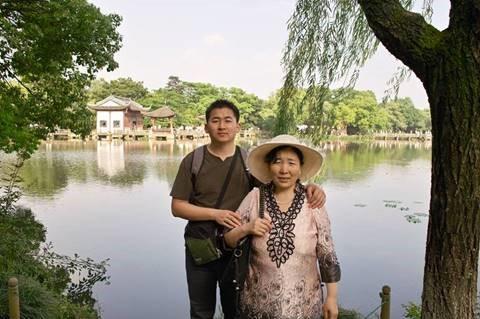 图2:张晓锋和母亲