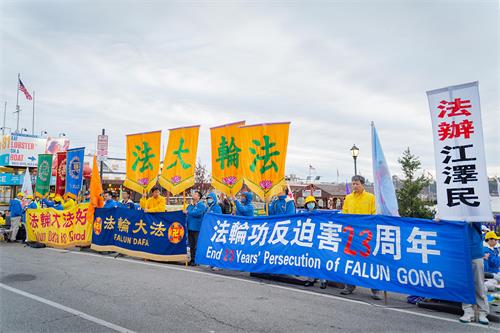 图1~5:纪念“四·二五”,二零二二年四月二十三日傍晚,纽约部分法轮功学员在中领馆前集体炼功。现场气氛庄严而祥和,吸引路人驻足观看。