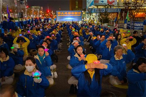 图6~9:在夜幕中,法轮功学员举办烛光夜悼。