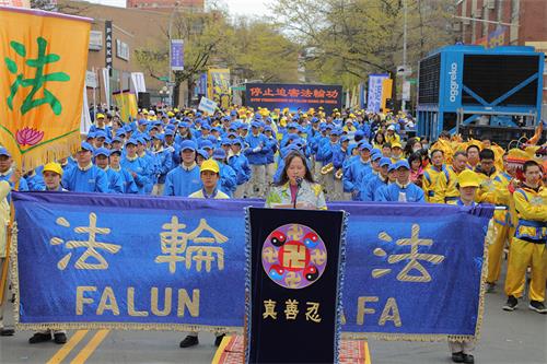 图1:二零二二年四月二十三日,逾两千名法轮功学员在纽约法拉盛举行盛大游行纪念“四‧二五”和平上访二十三周年。集会现场明亮温暖,充满能量,纯正祥和。