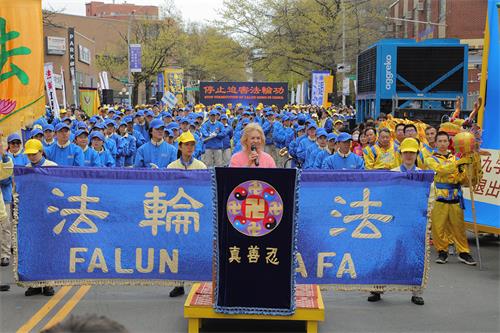 图2:民主党第四十区领袖玛莎(Martha Flores-Vazquez)在集会上发言
