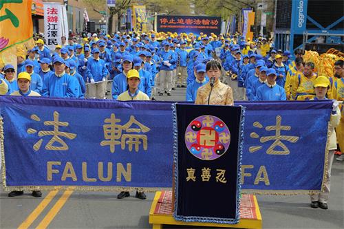 图8:张明慧在集会上讲述自己家经历的迫害