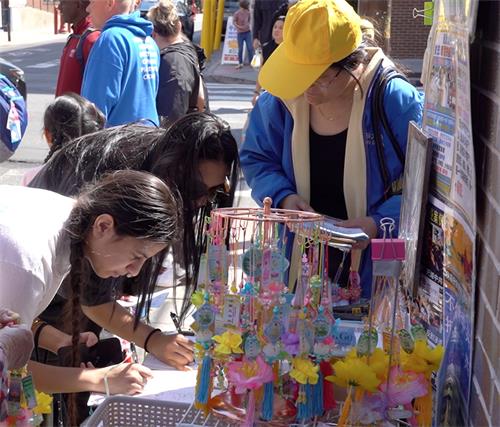 图8:了解真相的民众签名支持法轮功学员反迫害。