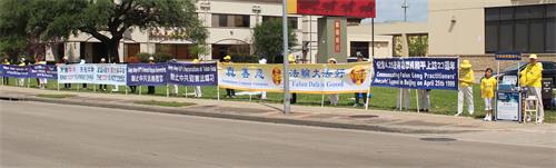 图1:休士顿法轮功学员在中国城传递真相