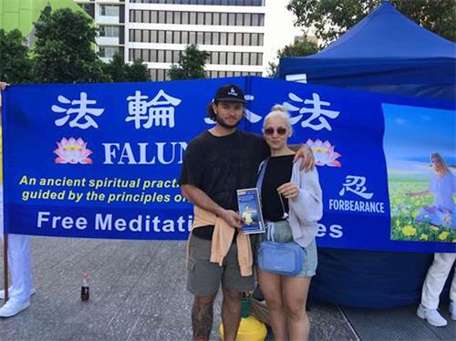 图9:阿什(右)和男友纳金支持法轮功学员讲真相,谴责中共活摘器官