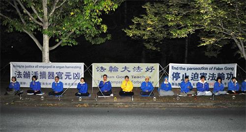图:二零二二年四月二十六日晚,堪培拉法轮功学员来到中国大使馆前举行烛光活动,纪念“四·二五”万人和平上访二十三周年。