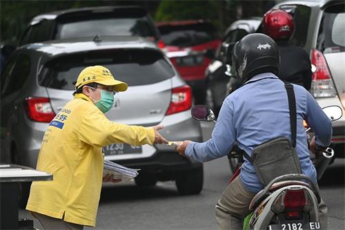 图6~7:中国驻泗水总领馆对面集体炼功、发真相资料