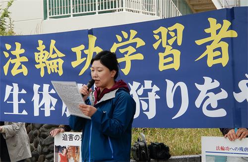 图2~5:二零二二年四月二十三日,日本熊本地区法轮功学员在九州地区中领馆前展示真相横幅,呼吁停止迫害。