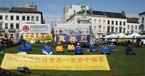 图1:法轮功学员在布鲁塞尔欧洲议会外,要求制止中共迫害、活摘法轮功学员器官牟利的罪恶。