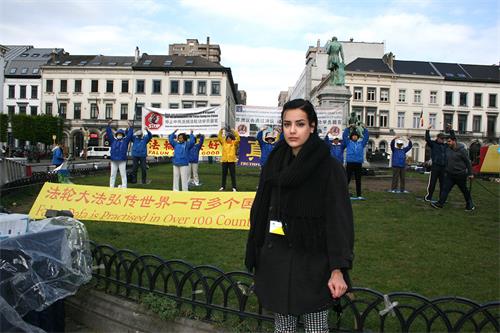 图4:安莎社记者塞德利卡·奥尼斯说,我可以用我的视频发表一篇关于法轮功今天活动的文章。