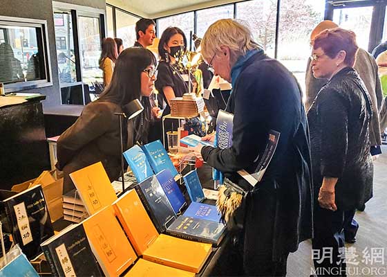 美主流精英观神韵找真相 大法书热卖
