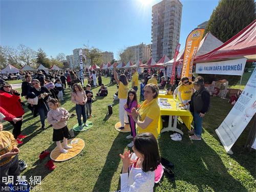 图5:法轮功学员在示范功法