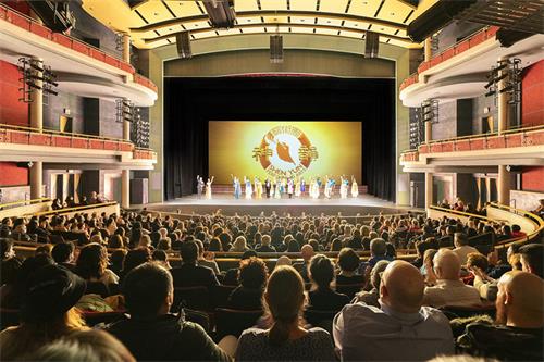 图2:二零二二年三月二十五日至二十九日,美国神韵环球艺术团在加拿大密西沙加表演艺术中心(Living Arts Centre)上演了五场演出。图为二十九日演出爆满的盛况。(大纪元)