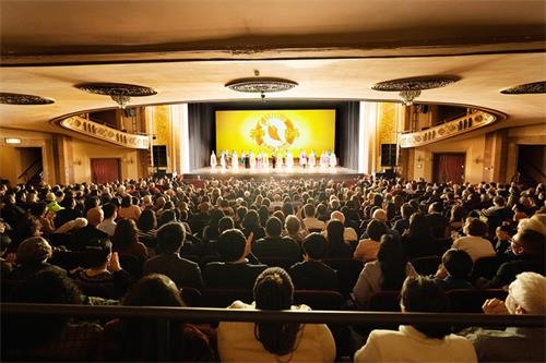 图3:二零二二年三月三十一日至四月三日,神韵新纪元艺术团今年在康州斯坦福派雷斯剧院(The Palace Theatre)上演了五场演出,让众多主流观众感动激赏。图为三月三十一日下午,首场演出的谢幕照。(大纪元)