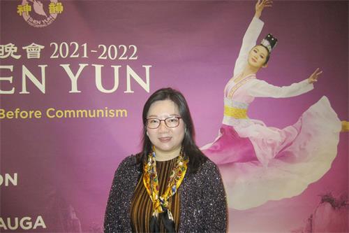 图10:二零二二年三月二十九日晚,在多伦多经营一家理财公司的王女士观看了神韵环球艺术团在密西沙加的第五场演出。(大纪元)