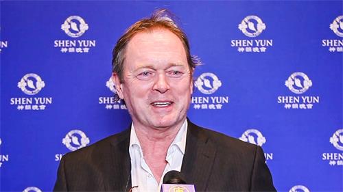 图13:德国企业家斯蒂芬·艾希(Stefan Eich)被神韵深邃精神内涵感动。(新唐人电视)
