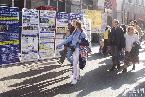 图:伦敦唐人街的法轮功学员真相展位