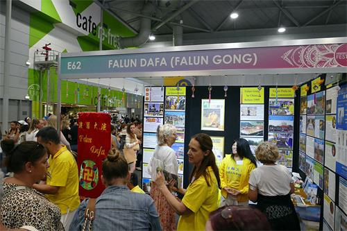 图1:二零二二年四月二十二日至二十四日,昆士兰学员应邀在澳洲最大的健康博览会——“身、心、灵”健康博览会(MindBodySpirit Festival)上设立展位,许多人前来了解法轮功。