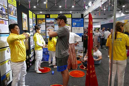 图2~5:不少民众现场学功