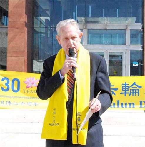 图4:米尔顿市(Town of Milton)市长戈德‧克兰茨(GordKrantz)市长宣读褒奖函。