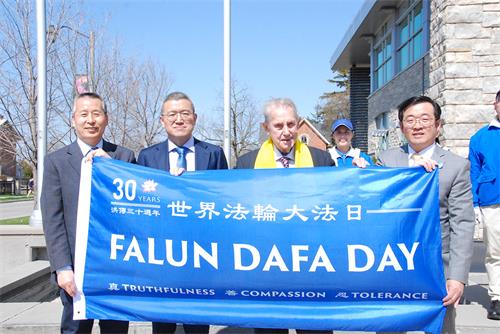 图7:四月二十九日下午,安省米尔顿市政府举行升法轮大法日旗仪式,市长克兰茨(右二)亲自主持升旗仪式,并宣告:今年五月为该市的“法轮大法月”