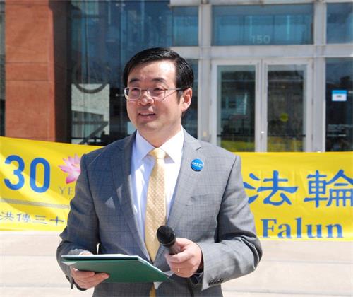 图8:活动组织者张丕兴感谢米尔顿市政府、克兰茨市长和市议会对法轮大法的支持。