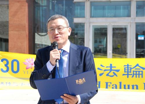 图9:当地法轮功代表崔先生(Micheal Cui )感谢米尔顿市政府、克兰茨市长和市议会对法轮大法的支持。