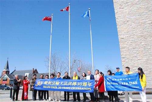 图11:米尔顿市(Town of Milton)市长戈德‧克兰茨市长(中间戴黄围巾)和部分法轮功学员合影