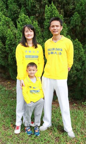 '图6:逸蓁一家三口修炼大法,幸福满溢。'