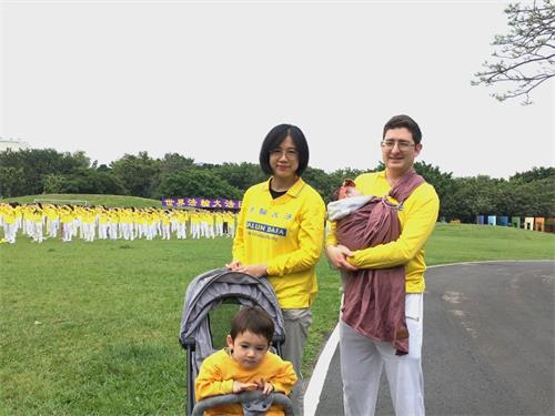 '图7:赖佩伃一家四口回台湾过年,生下二宝,一家四口,其乐融融。'