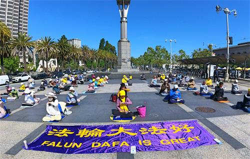 图1:二零二二年四月三十日,旧金山市部分法轮功学员在渡轮大厦前的广场集体炼功,迎接法轮大法弘传三十周年的到来。