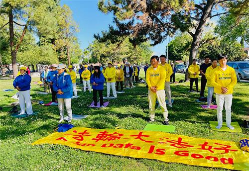 图2:同天,旧金山南湾的部分法轮功学员在圣荷西卡塔尔迪公园集体炼功。
