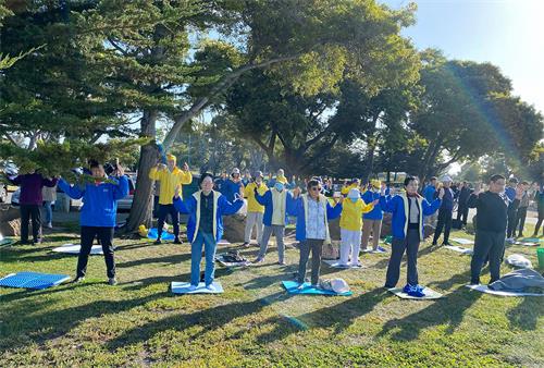 图3~4:旧金山东湾部分法轮功学员在圣利安珠市(San Leandro)的玛丽娜海边公园集体炼功,场面祥和。学员还拍到了五彩能量场。