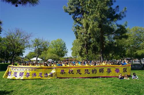 图7:旧金山南湾部分法轮功学员合影,预祝慈悲伟大的李洪志师尊华诞。