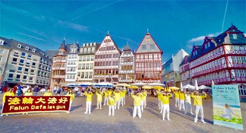 '图 5:法兰克福及周边地区法轮功学员在市中心罗马广场(Römerplatz)上炼功'