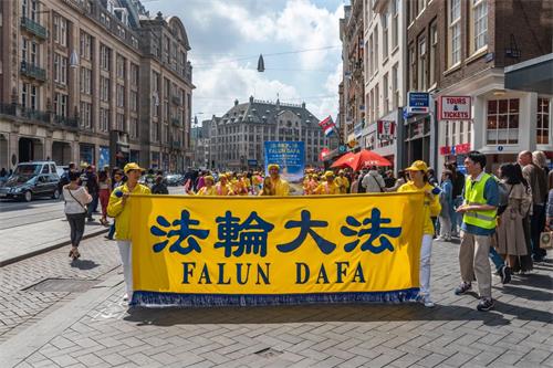 '图7:二零二二年五月七日,荷兰法轮功学员在首都阿姆斯特丹市中心举行集会和游行,庆祝法轮大法洪传世界三十周年。'